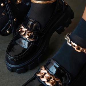 MISS LOLA / LOLA SHOETIQUE PATENT LEATHER PLATFORM LOAFERS W GOLD CHAIN DETAIL